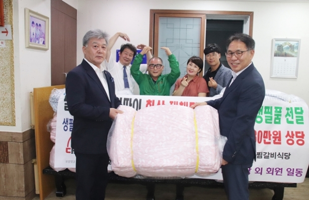 ▲ 지난 10일 송세달 대구천사후원회 운영위원장(왼쪽), 김형섭 후원회장(오른쪽)과 후원회 회원들이 필리핀 따가이따이 교민 및 화산 재해민들에게 전달될 이불을 선보이고 있다. [사진제공 = 대구천사후원회]