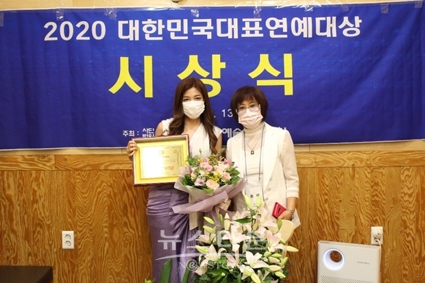대한민국대표연예대상 시상식(좌 애향 가수, 우 남상숙 총재)
