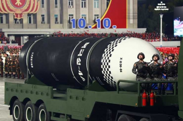 북한이 노동당 창건 75주년 기념 열병식에서 북극성4형으로 추정되는 SLBM(잠수함발사탄도미사일)을 공개했다. 조선중앙통신 홈페이지 캡처
