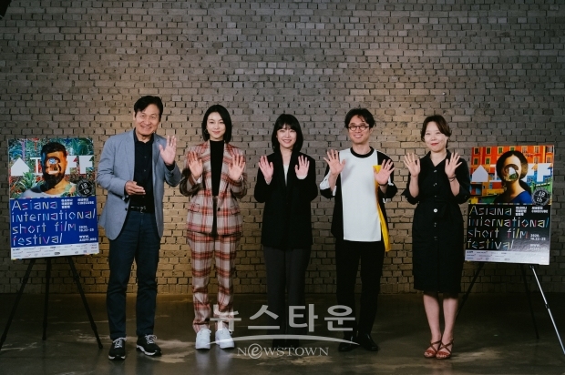 왼쪽부터 안성기 집행위원장, 김옥빈 특별 심사위원, 신지우 특별 심사위원,민규동 심사위원장, 지세연 프로그래머 (헬로, 아시프! 촬영 현장)