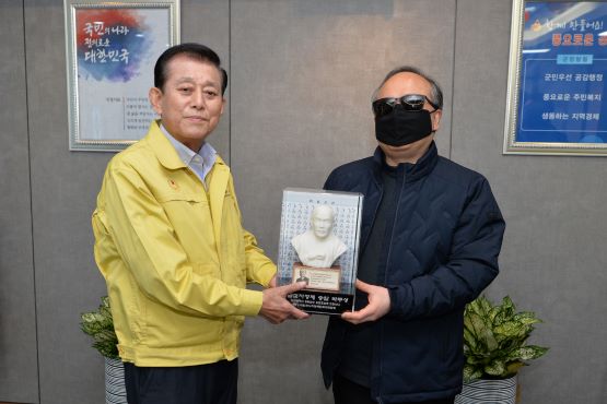 송암 박두성 선생 흉상 전달