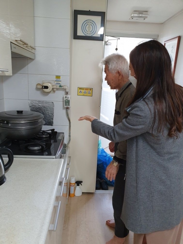 가스자동차단기 사용법을 안내하는 모습