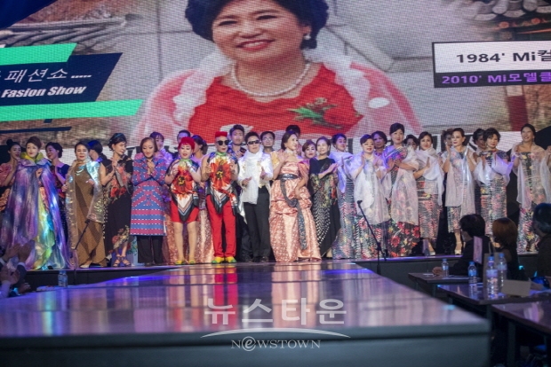 박미자 패션쇼 ‘패션 모델로 날개를 달다’(김한장 기자)