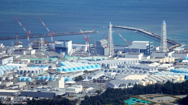 후쿠시마 현장에는 100만 톤 이상의 폐수가 남아있으며, 일본 정부는 수년 동안 이 폐기물을 처리하는 방법을 놓고 논쟁을 벌여왔다. 특히 일본 정부 입장에서는 속내로는 처리하는 방법 가운데 손쉬울 뿐만이 아니라 비용도 가장 저렴하게 든다는 것이 태평양 바다에 방출하겠다는 의도인 것으로 짐작이 되고 있다.