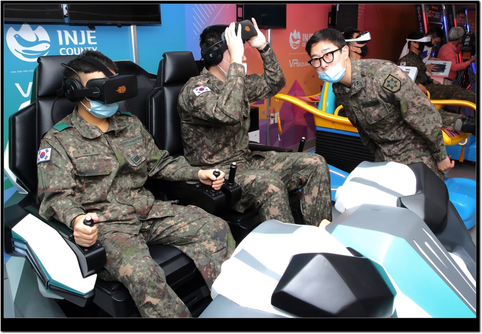 어울림공간에서 장병들이 휴식을 즐기는 모습