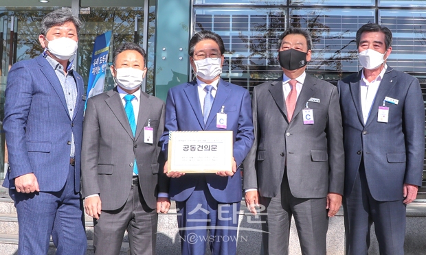 석탄화력발전소가 위치한 10개 지역 시장·군수가 화력발전 지역자원시설세 세율 인상과 관련한 지방세법 개정안 처리를 촉구하는 내용의 공동건의문을 채택하고 11월 3일과 4일 양일 간 청와대, 국회 행정안전위, 국무총리실, 산업통상자원부와 지방세법 소관 부처인 행정안전부 등에 전달했다.