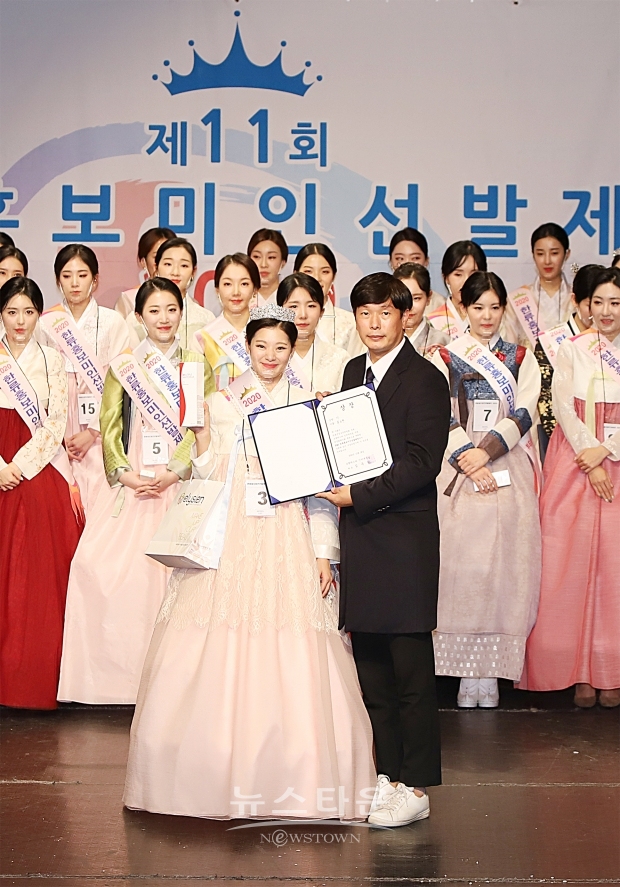 ▲ ‘미’ 수상자 윤소연과 기념 촬영을 함께했다. / 양용은 기자 taeji1368@naver.com