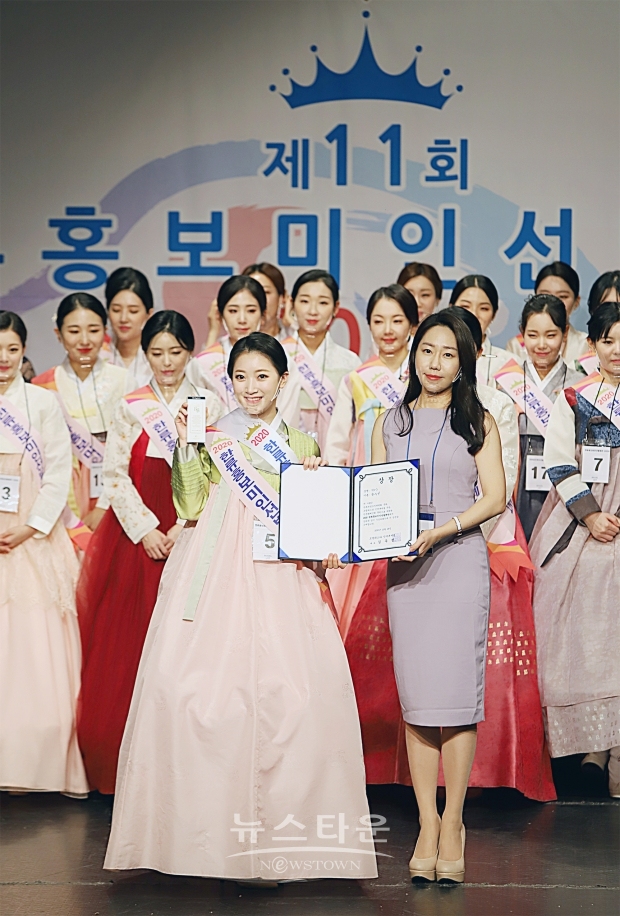 ▲ ‘미소상’ 수상자 장수빈과 시상자로 나온 2020 코스메 코리아 모델 콘테스트 진 박윤아가 기념 촬영을 함께했다. / 양용은 기자 taeji1368@naver.com