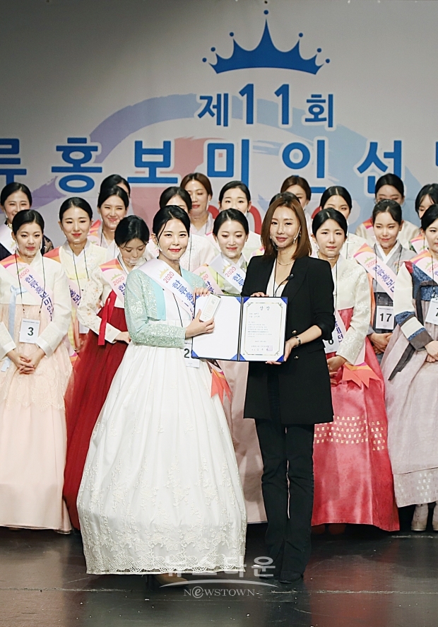 ▲ ‘패션상’ 수상자 김수영과 시상자로 나온 2020 미즈모델 코리아 선발대회 선 윤우리 한빛단 부회장이 기념 촬영을 함께했다. / 양용은 기자 taeji1368@naver.com