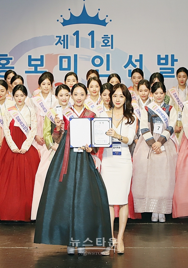 ▲ ‘K-스타상’ 수상자 윤상은과 시상자로 나온 2019 코스메 코리아 모델 콘테스트 진 슈가비가 기념 촬영을 함께했다. / 양용은 기자 taeji1368@naver.com