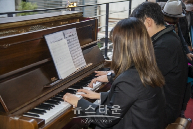 리정 초대전 및 '100명의 성공한 화가들의 비밀 출간' 출판기념회(김한정 기자)