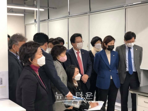 국민의힘 강기윤 보건복지위원회 (창원 성산구) 국회의원, 1박 2일간, 보건복지부위원회 현장시찰을 하고있다.[사진=강기윤 국회의원 사무실]