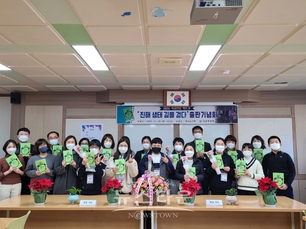 11월 20일(금) 자은초등학교에서 학생 저자 출판 기념회를 개최하고 있다.