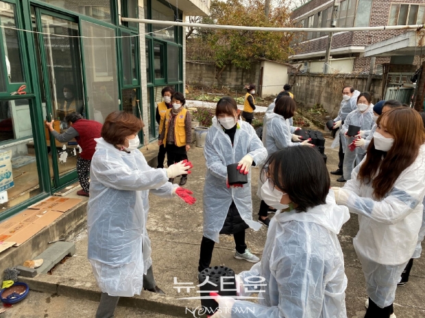 경기도가족여성연구원, ‘사랑의 연탄나누기’로 지역사회 온기 불어넣어ⓒ뉴스타운장호진기자