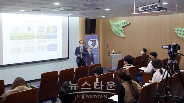 11번째 열린강단은 최근 부동산 가격이 치솟으면서 주거 취약가구가 증가하고 정부의 부동산 대책에 대한 국민의 관심이 뜨거운 상황에서 토지·주택 정책 전문가인 황희연 토지주택연구원 원장을 초청 강연을 진행했다.