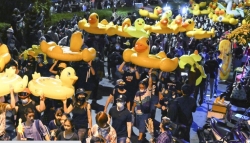 29일 태국 수도 방콕에서 육군기지를 향해 행진하는 시위대. 교도통신 사진