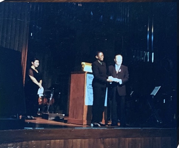 2001년 10월 16일 KARP대한은퇴자협회 주명룡 대표가 뉴욕 링컨센터 Alice Tully Hall 개최된 KARP Gala에서 UN FAO(UN식량농업기구)사무총장에게 성금을 전달하고 있다