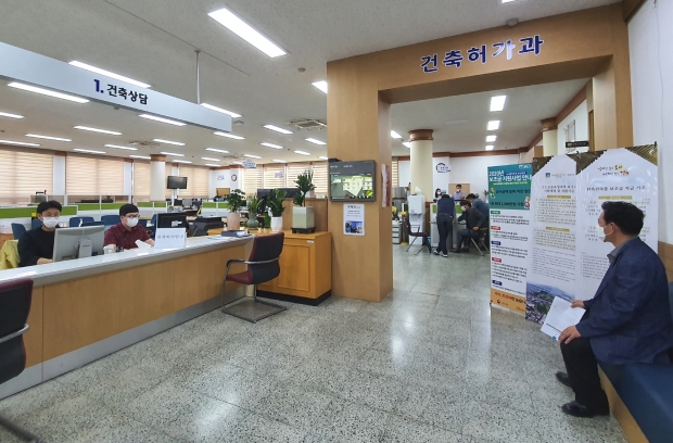 사진설명 : 경주시가 행정안전부 주관 ‘전국 원스톱방문 민원창구 평가’에서 대상인 대통령상을 수상한 가운데, 사진은 올해 1월 신설된 건축허가과 민원 처리 모습.