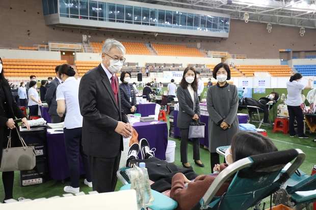 지난달 26일 김태광 대한적십자사 사무총장이 대구육상진흥센터를 방문해 혈장 공여를 하는 신천지 성도들에게 감사를 표하고 있다