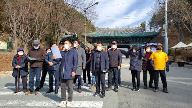 ▲동화지구상가번영회가 지난 10일 대구시 동구 소재 동화사 매표소 정문 앞에서 팔공산 구름다리 사업 철회를 요구한 대한불교조계종 제16교구 본사인 동화사를 강력 규탄하고 있다. 동화지구상가번영회 제공.