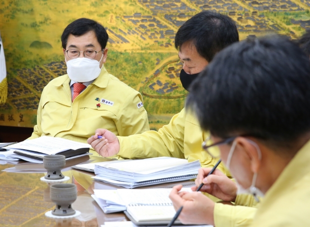 주낙영 경주시장이 14일 오전 열린 국·소·본부장 회의에서 지방자치법 전면 개정에 따른 후속조치와 관련 주무 부서 공무원들과 논의하고 있다.