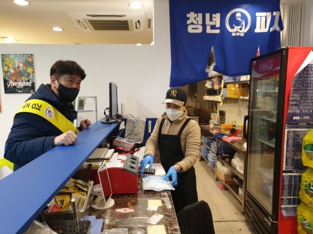 사진설명 : 경주시 외식업지부가 지난 10일과 11일 이틀에 걸쳐 자발적으로 일반음식점 방역수칙 이행 여부에 대한 지도점검을 펼치고 있다.