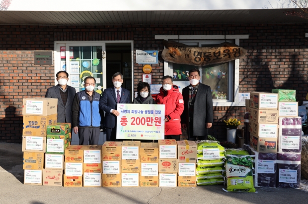 기부행사에 앞서 한수원 정재훈 사장(왼쪽 세번째)을 비롯해 직원들이 홍천 지역 아동복지시설을 방문해 200만원 상당의 생활필수품을 전달하였다