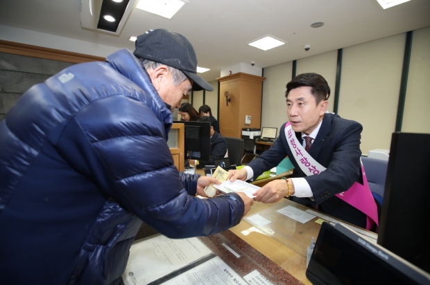 지난 1월 13일 열린 ‘2020 포항경제氣살리기’ 포항사랑상품권 특별할인 행사 모습