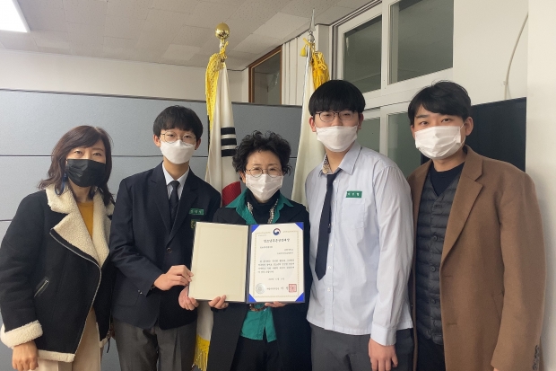용현중학교 여성가족부장관상 수상 기념 사진