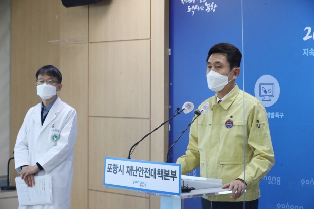 이강덕 포항시장이 21일 시청 브리핑룸에서 ‘의료체계 및 방역대응 강화’ 기자회견을 하고 있다.
