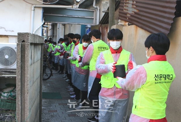 지난 12월 22일 선문대학교가 2020년도 U리그 왕중왕전 우승상금으로 구입한 2,500장의 연탄을 경제적 어려움을 겪는 저소득층 10가정에 직접 배달했다.