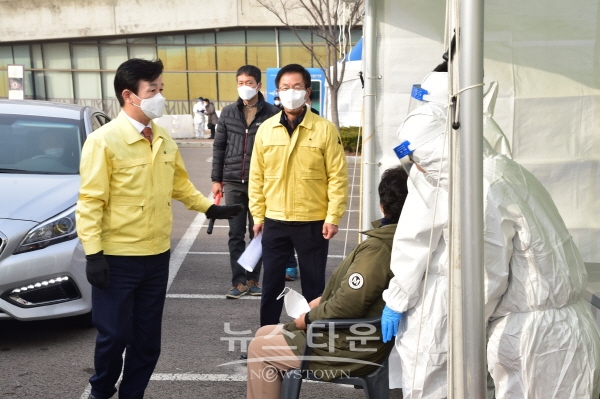 지난 23일 조규일 시장이 진주종합경기장 검사장을 방문해 직원을 격려하고 있다.