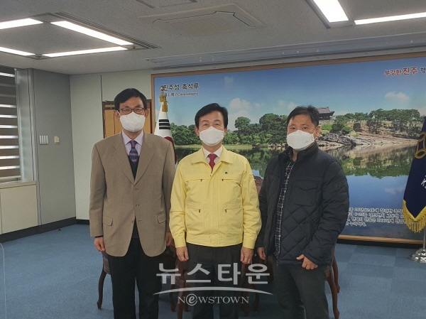 왼쪽부터 장상훈 관장, 조규일 진주시장, 강원표 학예연구실장