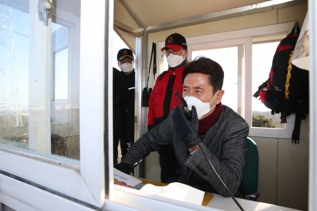 이강덕 포항시장이 산불감시원들의 노고를 치하하고 격려의 말을 전하고 산불예방활동을 철저히 해 줄 것을 313명의 전 감시원들에게 당부하고 있다.