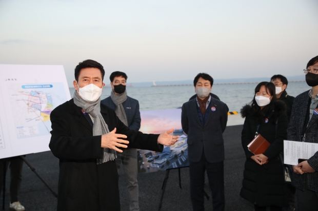이강덕 포항시장은 중간관리자(6급 팀장) 20명과 함께 국제크루즈 운항과 함께 환동해 관광·물류 중심항으로 도약할 영일만항 국제여객부두와 국제여객터미널 건설현장을 직접 방문하여 점검하며 중간관리자의 중요성과 역할에 대해 당부했다.