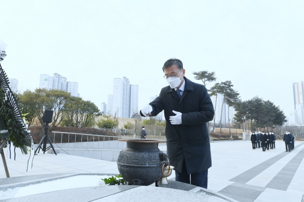▲정하영 시장이 분향하고 있다.(김포시 제공)