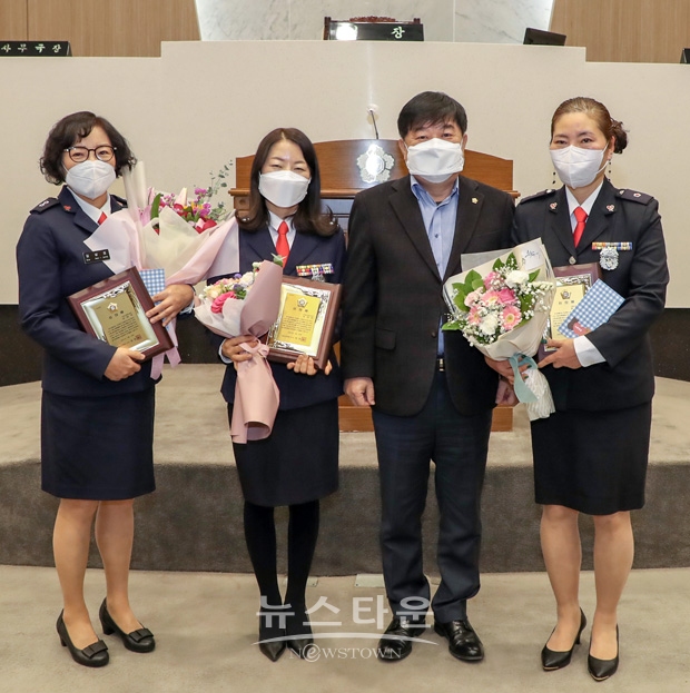 진시의회가 1월 14일 오후 본회의장에서 관내 방범활동과 봉사활동으로 지역사회 발전에 헌신한 엄마순찰대 유공자에 대한 표창패 수여식이 열렸다. 사진)좌측부터 김남정, 정영민, 최창용 당진시의회 의장, 홍난희씨.