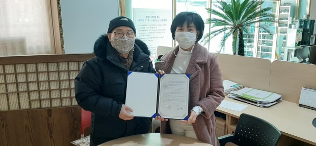 ▲양파TV뉴스 대표 이강문과 사단법인 대구광역시 장애인권익협회 회장 이수민 상호협력협약서를 맺는 사진 모습이다.