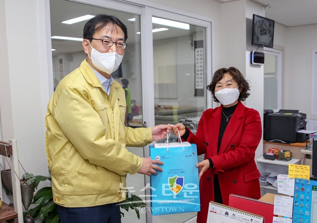 지난 1월 15일 이건호 당진시 부시장이 코로나19 방역 취약지대인 노인요양기관인 평안마을·효드림노인복지센터와 다중이용시설인 당진CGV를 방문하여 코로나19 주요방역 지침 준수 여부를 직접 점검하고 현장 관계자와 면담을 통해 애로사항을 청취했다.