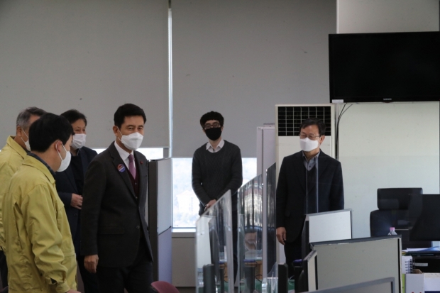 이강덕 포항시장이 19일 국무총리실 소속 포항지진진상조사위원회 관계자를 만나 엄정한 진상규명을 당부하고 있다.