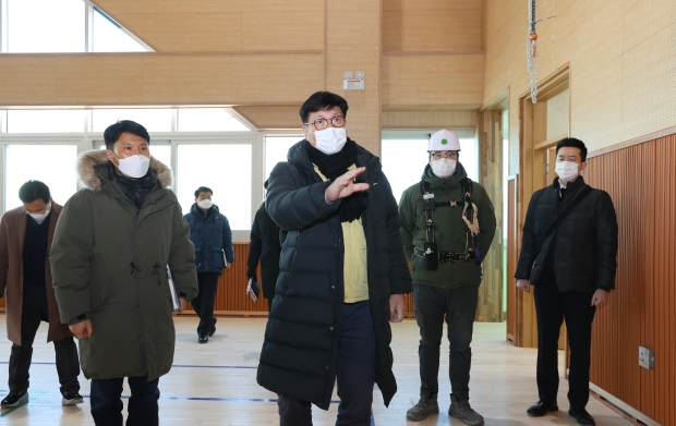 도성훈 인천시교육감이 개교 예정인 학교 현장을 점검하고 있다.