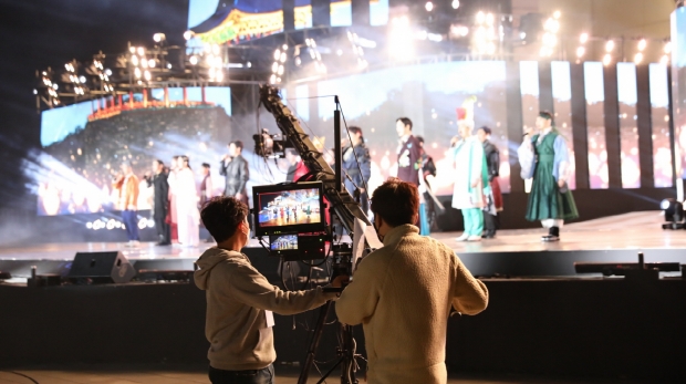 지난해 10월 경주엑스포대공원 경주타워 앞에서 진행된 아시아 송 페스티벌 촬영 현장 모습