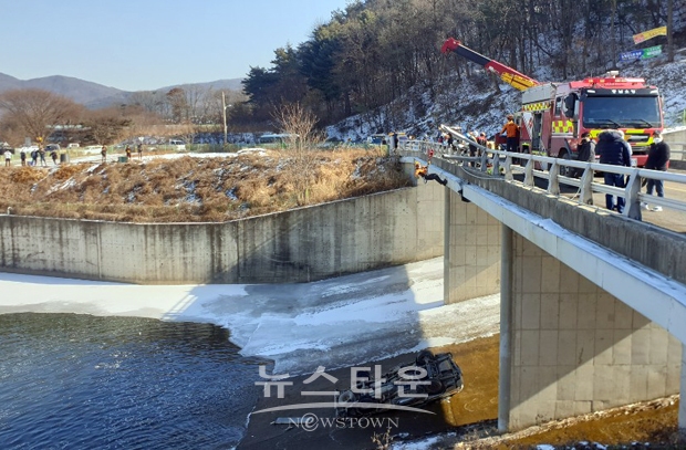 아산소방서가 지난 1월 20일 오후 12시 40분경 아산시 송악면 역촌리 송악저수지 다리 교량가드레일을 뚫고 다리 밑 약 8M 아래로 추락한 교통사고 운전자를 안전하게 구조했다.