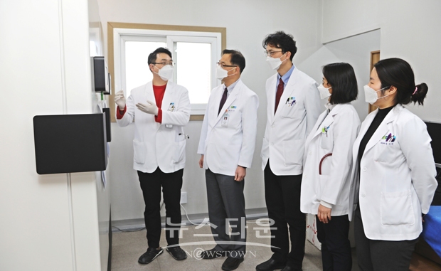 순천향대천안병원이 지난 1월 21일 감염병 연구에 사용될 인체유래물을 수집, 보관하는 순천향 감염병바이오뱅크(SBID) 개소식이 열렸다. 사진)SBID 박정완 교수(감염내과) 가 개소식을 마치고 검체보관에 대해 백무준 연구부원장 등 참석자들에게 설명하고 있는 모습.