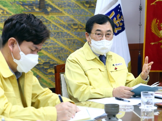 주낙영 경주시장이 26일 오전 국·소·본부장회의를 열고 보건소로부터 전 시민 대상 순차 무료 예방 접종 계획에 대해 보고를 받고 있다.