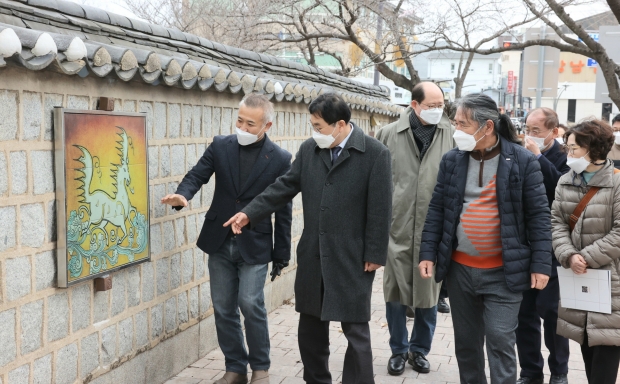 지난 28일 주낙영 경주시장과 지역 작가들이 대릉원 돌담길과 팔우정 공원을 찾아 신라시대 유적과 유물을 모티브로 한 작품을 감상하고 있다.