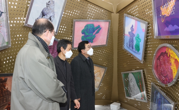 지난 28일 주낙영 경주시장과 지역 작가들이 대릉원 돌담길과 팔우정 공원을 찾아 신라시대 유적과 유물을 모티브로 한 작품을 감상하고 있다.