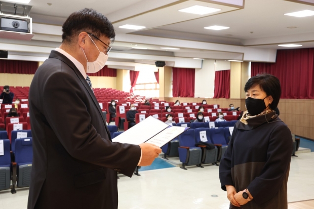 모범공무원에게 표창장을 수여하고 있다.