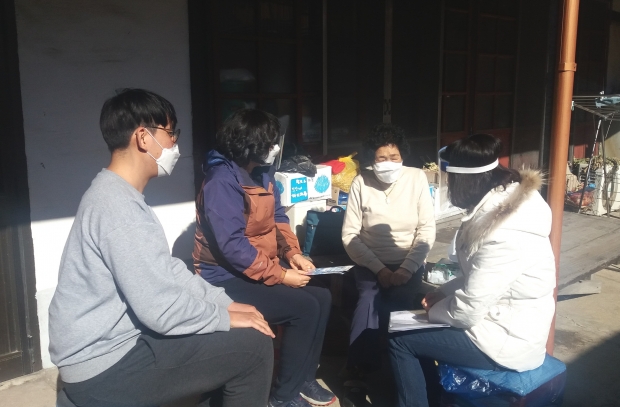 보건소 방문간호사가 건강취약계층을 직접 방문해 건강 등 안부를 살피고 있다