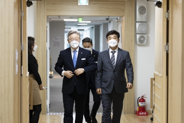 입장하는 이재명 경기지사